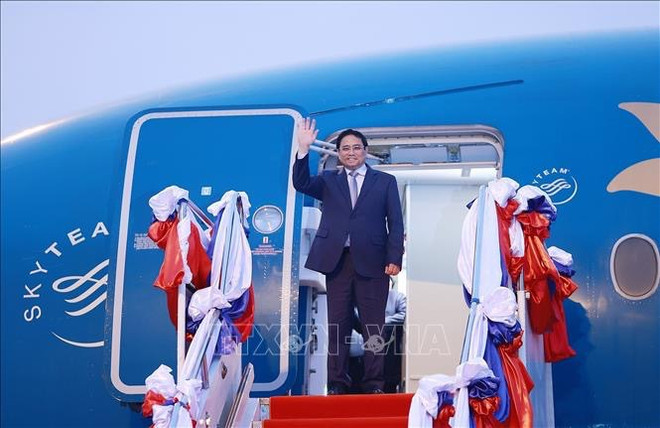 Primer ministro llega a Laos para la Cumbre de la Comisión del río Mekong ảnh 1 Primer ministro llega a Laos para la Cumbre de la Comisión del río Mekong ảnh 1