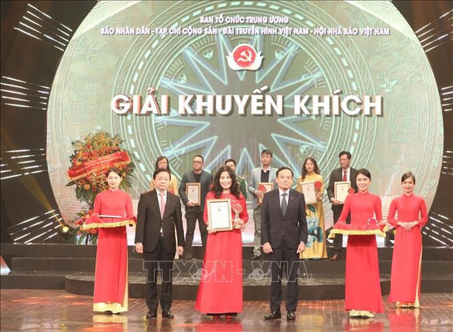 Anuncian obras ganadoras de Premio de Periodismo sobre construcción del PCV ảnh 4