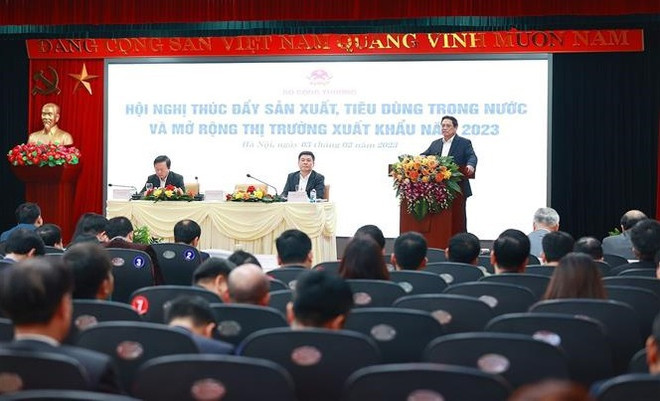 Premier vietnamita orienta tareas del sector de industria y comercio ảnh 1