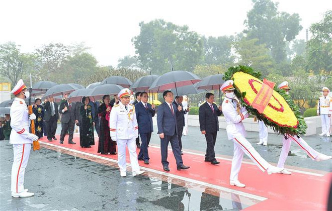 Dirigentes del Partido y Estado rinden homenaje al Presidente Ho Chi Minh ảnh 2 Dirigentes del Partido y Estado rinden homenaje al Presidente Ho Chi Minh ảnh 2