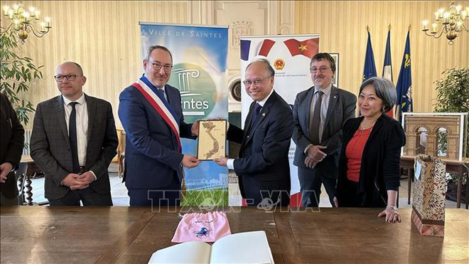 Vietnam fortalece cooperación con ciudad francesa de Saintes ảnh 1 Vietnam fortalece cooperación con ciudad francesa de Saintes ảnh 1