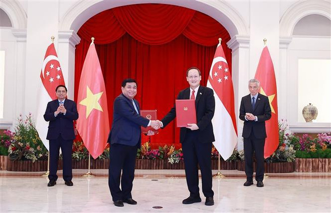 Premier vietnamita sostiene conversaciones con su homólogo singapurense ảnh 3 Premier vietnamita sostiene conversaciones con su homólogo singapurense ảnh 3