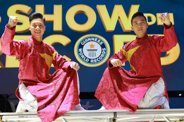 Acróbatas vietnamitas establecen otro récord Guinness ảnh 1