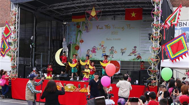 Vietnamitas en Hungría y Alemania celebran fiesta del medio otoño ảnh 2