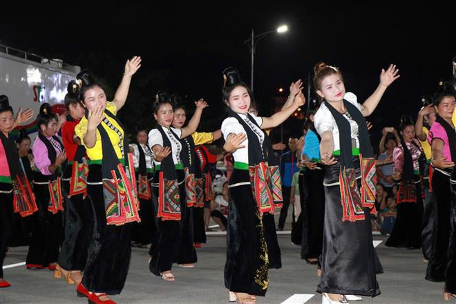 Velada artística resalta valores de danza Xoe de la etnia minoritaria Thai ảnh 1 Velada artística resalta valores de danza Xoe de la etnia minoritaria Thai ảnh 1