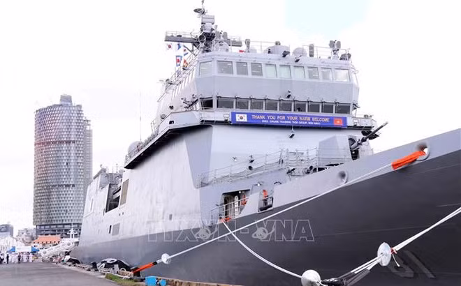 Buques de entrenamiento de Armada de Corea del Sur visitan Ciudad Ho Chi Minh ảnh 1