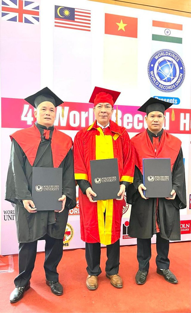 Primer vietnamita en recibir el título de Profesor Honorario de la Universidad de Récords Mundiales ảnh 1 Primer vietnamita en recibir el título de Profesor Honorario de la Universidad de Récords Mundiales ảnh 1