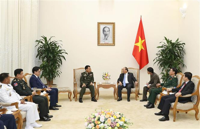 Premier Xuan Phuc aboga por fomento de nexos entre ejércitos de Vietnam y Camboya ảnh 1 Premier Xuan Phuc aboga por fomento de nexos entre ejércitos de Vietnam y Camboya ảnh 1