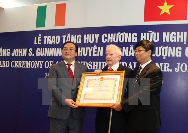Vietnam concede Orden de amistad a experto irlandés de energía ảnh 1 Vietnam concede Orden de amistad a experto irlandés de energía ảnh 1