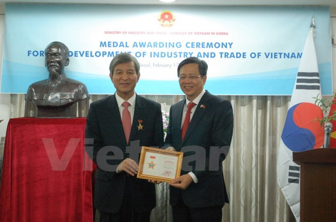 Entregan medalla conmemorativa al exsecretario general del Centro ASEAN-Sudcorea ảnh 1 Entregan medalla conmemorativa al exsecretario general del Centro ASEAN-Sudcorea ảnh 1
