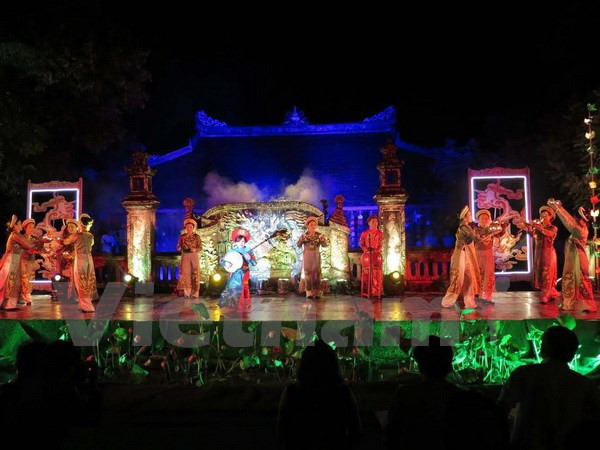 Deleitan al público melodías de música y danza real de Vietnam ảnh 1