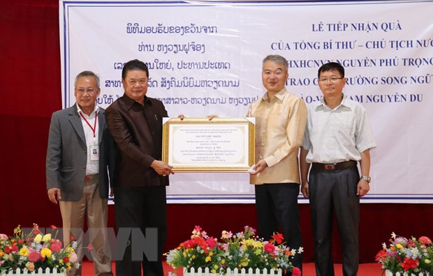 Otorgan regalos del máximo dirigente vietnamita a la escuela Laos-Vietnam en Vientiane ảnh 1 Otorgan regalos del máximo dirigente vietnamita a la escuela Laos-Vietnam en Vientiane ảnh 1