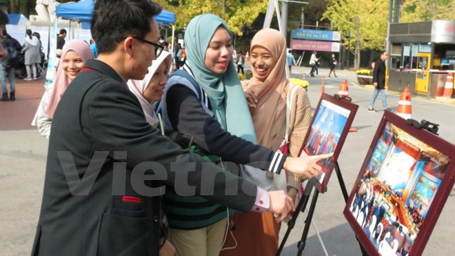 Exposición fotográfica en Seúl promociona la belleza de Vietnam ảnh 1