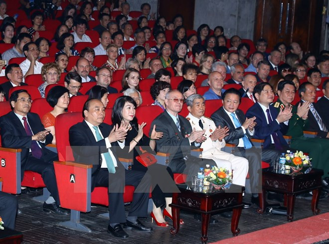 Premier de Vietnam asiste al programa artístico por centenario de la Revolución de Octubre ảnh 1