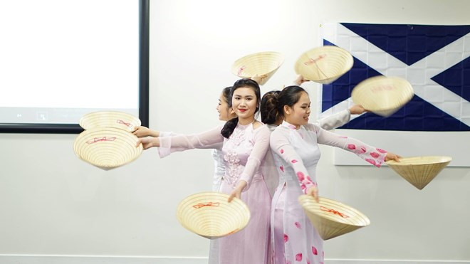 Dejan gran impresión estudiantes vietnamitas a amigos extranjeros en Escocia ảnh 1 Dejan gran impresión estudiantes vietnamitas a amigos extranjeros en Escocia ảnh 1