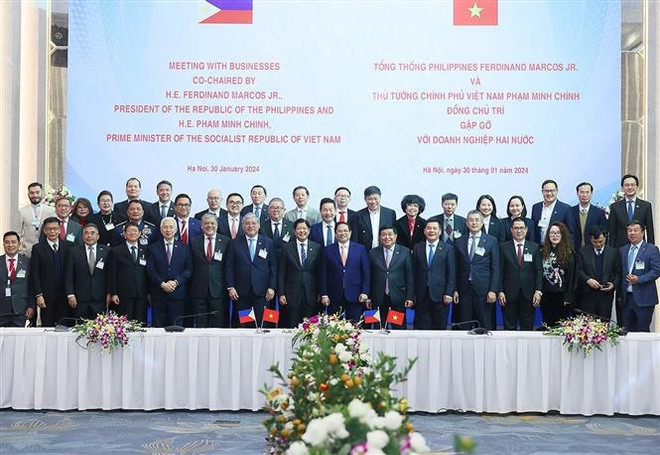 Premier vietnamita y presidente filipino se reúnen con empresarios de ambos países ảnh 1 Premier vietnamita y presidente filipino se reúnen con empresarios de ambos países ảnh 1