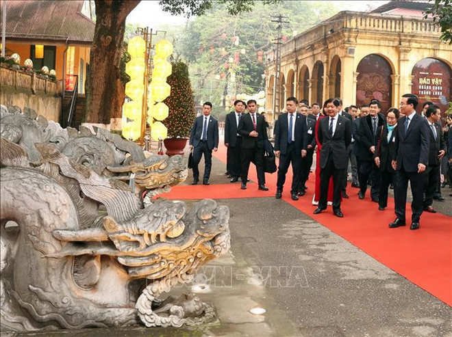 Presidentes de Vietnam y Filipinas visitan sitio histórico simbólico en Hanoi ảnh 1