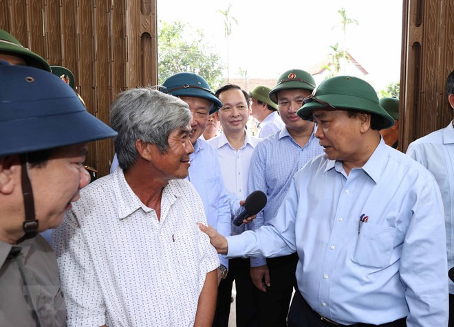 Primer ministro vietnamita visita zonas afectadas por tormenta Molave ảnh 1 Primer ministro vietnamita visita zonas afectadas por tormenta Molave ảnh 1