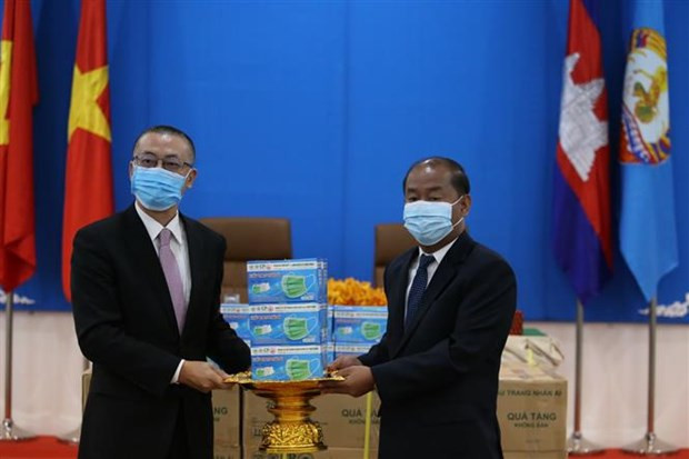 Vietnam otorga mascarillas al Partido Popular de Camboya para combatir COVID-19 ảnh 1 Vietnam otorga mascarillas al Partido Popular de Camboya para combatir COVID-19 ảnh 1