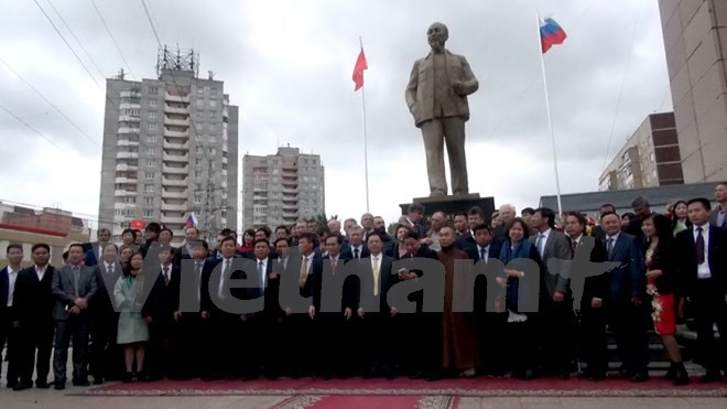 Develan estatua de Presidente Ho Chi Minh en Uliánovsk, tierra natal de Lenin ảnh 1 Develan estatua de Presidente Ho Chi Minh en Uliánovsk, tierra natal de Lenin ảnh 1