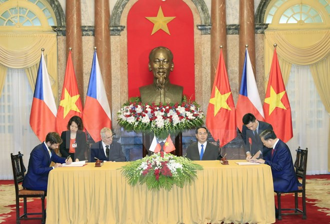 Presidente checo finaliza fructífera visita a Vietnam ảnh 1 Presidente checo finaliza fructífera visita a Vietnam ảnh 1