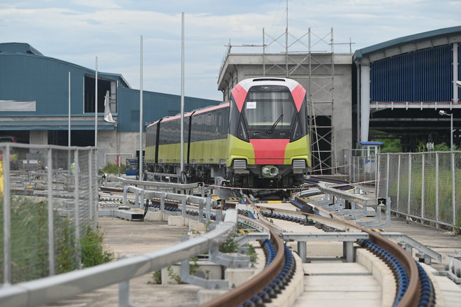 Ponen a prueba funcionamiento de sección elevada de tren urbano Nhon-Hanoi ảnh 4
