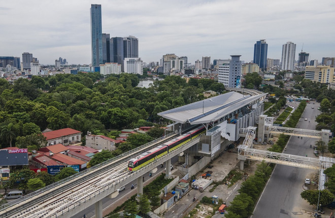 Ponen a prueba funcionamiento de sección elevada de tren urbano Nhon-Hanoi ảnh 2