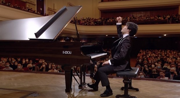 Alumno de legendario pianista vietnamita gana concurso internacional de piano Chopin ảnh 1