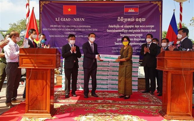 Gobierno de Camboya entrega a Vietnam 200 mil dosis de vacuna contra el COVID-19 ảnh 1 Gobierno de Camboya entrega a Vietnam 200 mil dosis de vacuna contra el COVID-19 ảnh 1