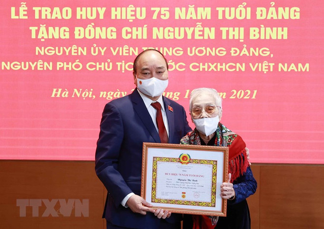 Confieren al expresidenta de Vietnam insignia por 75 años de membresía del PCV ảnh 1 Confieren al expresidenta de Vietnam insignia por 75 años de membresía del PCV ảnh 1