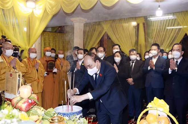 Presidente vietnamita rinde tributo a Patriarca Supremo de Sangha Budista ảnh 1