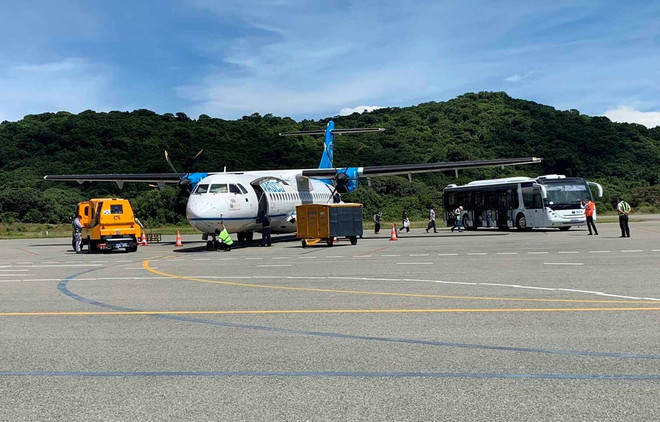 Vietnam Airlines opera el primer vuelo a isla de Con Dao después del período de distanciamiento social ảnh 1