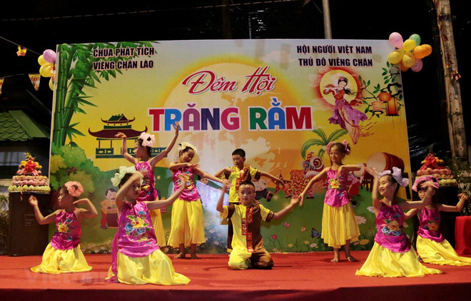 Celebran Festival del Medio Otoño para los niños vietnamitas en Laos ảnh 1 Celebran Festival del Medio Otoño para los niños vietnamitas en Laos ảnh 1