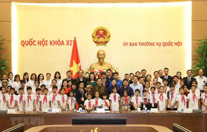 Vicepresidenta del Parlamento vietnamita alienta a niños desfavorecidos para superación de dificultades ảnh 1 Vicepresidenta del Parlamento vietnamita alienta a niños desfavorecidos para superación de dificultades ảnh 1