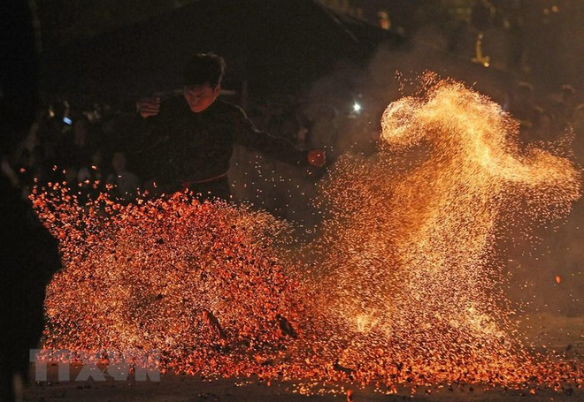 Vietnam reconoce a Fiesta de danza sobre fuego como patrimonio intangible nacional ảnh 1