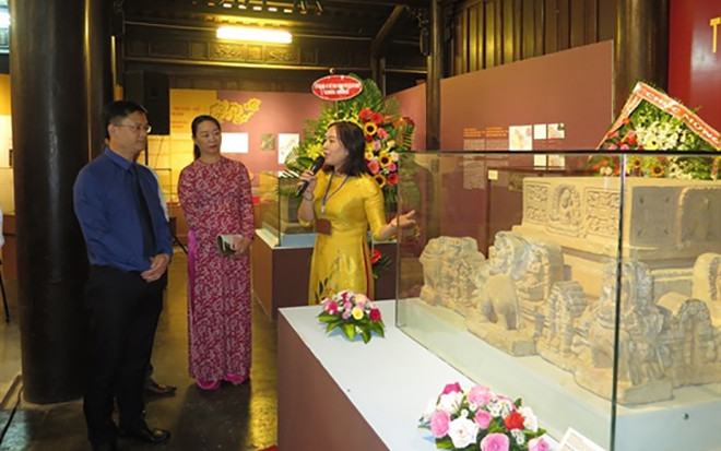Efectúan exhibición por 60 aniversario del hermanamiento de Hanoi-Hue-Saigón ảnh 1 Efectúan exhibición por 60 aniversario del hermanamiento de Hanoi-Hue-Saigón ảnh 1