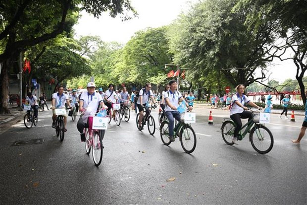 Carrera de bicicletas por Hanoi ayuda a aumentar conciencia sobre protección ambiental ảnh 1 Carrera de bicicletas por Hanoi ayuda a aumentar conciencia sobre protección ambiental ảnh 1