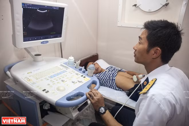 "Hospital móvil" de Vietnam navega en el Mar del Este ảnh 3