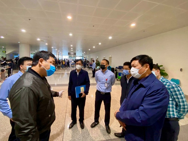 Inspeccionan prevención de COVID-19 en el aeropuerto internacional de Noi Bai ảnh 1 Inspeccionan prevención de COVID-19 en el aeropuerto internacional de Noi Bai ảnh 1