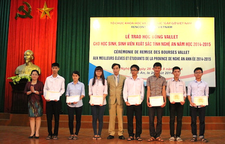 Beneficiados estudiantes en Nghe An de becas Vallet ảnh 1