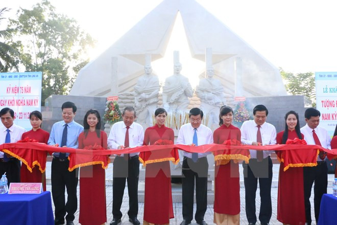 Presidente vietnamita asiste al homenaje a mártires en Long An ảnh 1 Presidente vietnamita asiste al homenaje a mártires en Long An ảnh 1