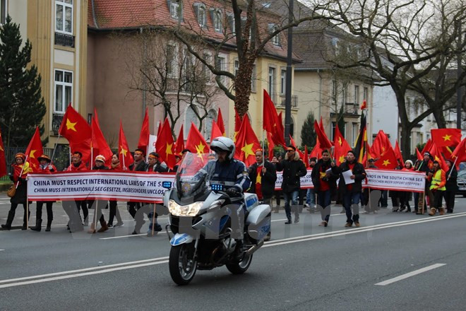 Vietnamitas en Alemania refutan acciones ilegales de China en Mar del Este ảnh 1 Vietnamitas en Alemania refutan acciones ilegales de China en Mar del Este ảnh 1