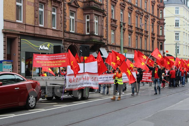 Vietnamitas en Alemania refutan acciones ilegales de China en Mar del Este ảnh 2 Vietnamitas en Alemania refutan acciones ilegales de China en Mar del Este ảnh 2