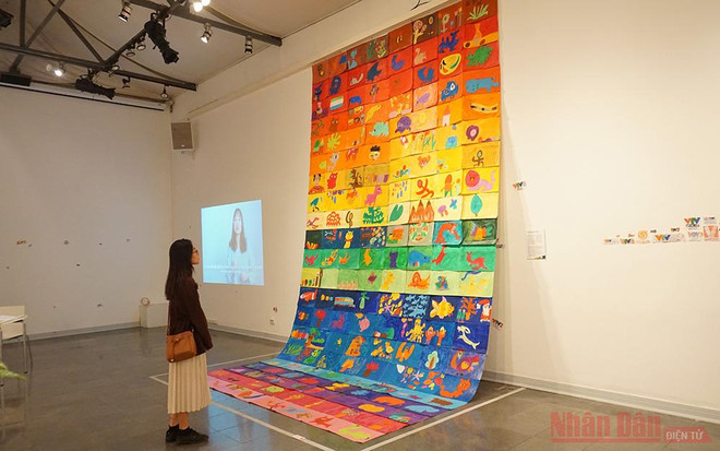 Exposición de pinturas busca elevar concienciación sobre autismo ảnh 1 Exposición de pinturas busca elevar concienciación sobre autismo ảnh 1