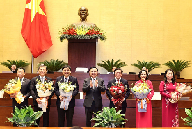 Eligen a cinco miembros del Comité Permanente del Parlamento vietnamita ảnh 1 Eligen a cinco miembros del Comité Permanente del Parlamento vietnamita ảnh 1