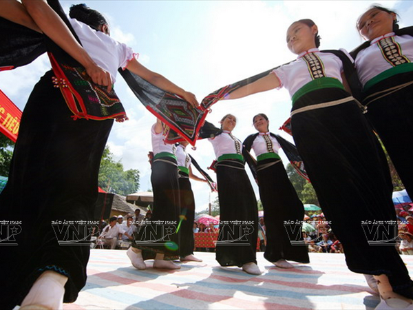 Aspira actuación de danza Xoe de Vietnam récord mundial ảnh 1