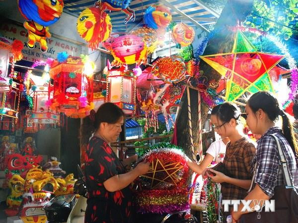 Juguetes tradicionales abarrotan mercados en Hanoi en ocasión de Fiesta del Medio Otoño ảnh 1