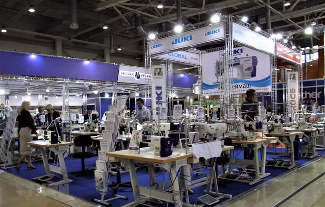 Presentan productos textiles vietnamitas durante feria en Rusia ảnh 1