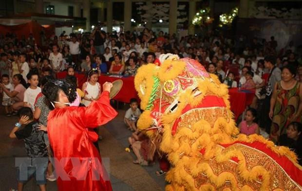Juguetes tradicionales abarrotan mercados en Hanoi en ocasión de Fiesta del Medio Otoño ảnh 2