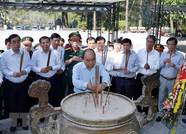 Honra primer ministro de Vietnam a mártires de guerra ảnh 1 Honra primer ministro de Vietnam a mártires de guerra ảnh 1